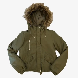 Cool jacka! - Supercool jacka som tyvärr är för liten för mig :) har päls vid luvan och är i bra kvalitet! Köpt på sellpy 💕