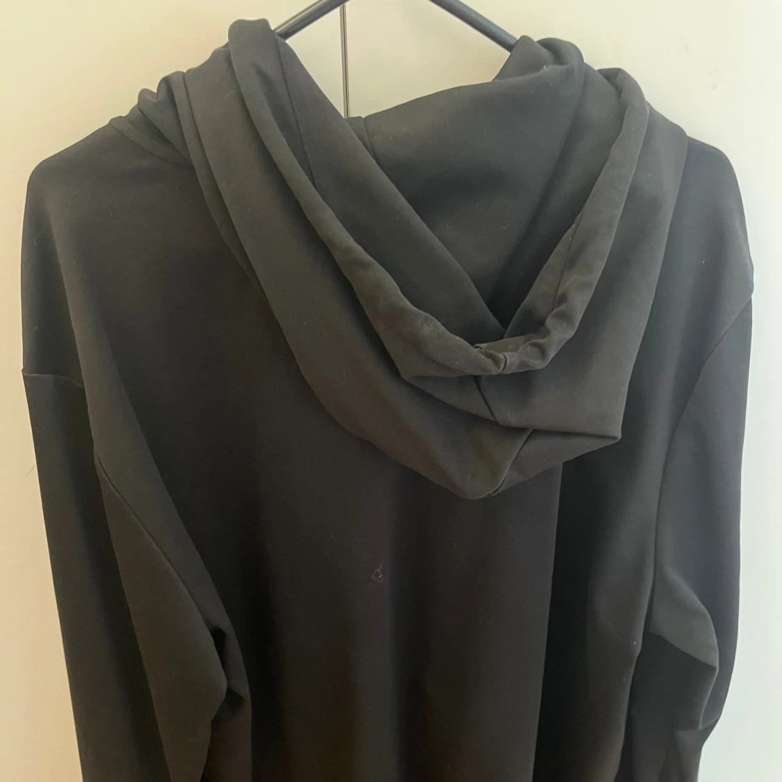 Svart hoodie från BOSS med logga - 1