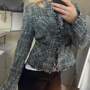 Fin jacka  - Fin jacka med fransar🖤🤍 Inga lappar men passar mig som vanligtvis har storlek s. Fodret är sytt inuti, men inget som syns annars