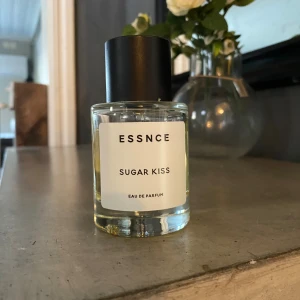 Essnce Sugar Kiss Eau de Parfum - Parfym från ESSNCE med namnet Sugar Kiss. Perfekt för dig som vill ha en unik doft i din samling. Eau de Parfum för extra långvarig effekt.