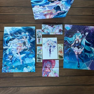 Hatsune Miku merch - plånbok med anime-tryck - Säljer Miku merch - en plånbok, två planscher, tre bokmärken, en tryckt liten duk, en tryckt kasse och ett vykort. 