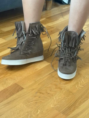 Isabel marant liknande skor, Fransskor med kilklack - Ascoola skor som påminner om Isabel marant, har en kilklack på ca 4cm och är supersköna att gå i kan passa en storlek större eller mindre 