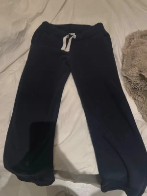 Russemerch byxor - Använda några gånger lite urtvättade, men inga hål och ser superfina ut. Några fläckar som knappt syns. Går säkert bort om man har någon tvål på dem. Kan testa att få bort dem innan jag skickar om man vill. Lite knoppror på insidan men inget som syns eller känns. Skriv om frågor och om ni vill diskutera pris. 🥰🥰