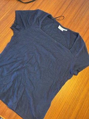 t-shirt gina mörkblå strl 170  - bra skick ! 