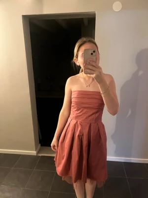 Rosa axelbandslös kortklänning - Snygg axelbandslös kortklänning i rosa som är använd en gång💕💕