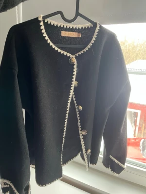 Svart kofta från Märta med dekor - Inget slitage💓 sitter super fint på, går att använda som tunn kappa eller topp