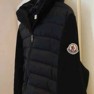 Moncler Cardigan - Hej! Säljer en riktig fet cardigan! Passar perfekt nu inför våren. Den har en perfekt passform och har storlek Large men passar även för Smal. Pris 1199kr. Pris går att diskutera!!  Hör av dig vid funderingar✨🤩🍾