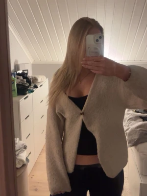 Beige stickad kofta - Säljer en super söt stickad kofta från Lindex! Den är lite liten och används inte då💞