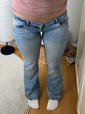 Extra lågmidjade jeans - Väldigt lågmidjade bootcut jeans från ONLY som är sydda så att midjan är extra låg! Säljer då de är lite för små för mig💗 De är i strechigt material  Midjemått: 38 cm Innerbenslängd: 73 cm   