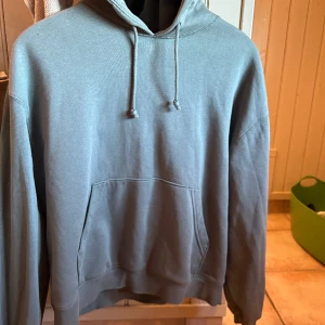 Snygg Hoddie - Köpt från Weekday för 2 år sedan. Använt kanske 10 gånger. Inte helt säker på priset men runt 500kr. Kvaliten är som ny.