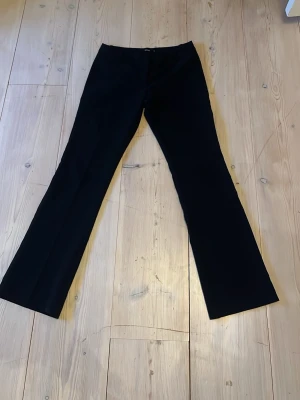 Svarta kostymbyxor från Bik Bok - Snygga svarta kostymbyxor från Bik Bok🌟bra skick men är lite noppriga på baksidan av knät. St 36 å fortfarande bra form