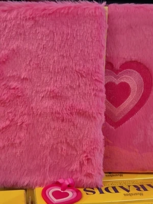 Rosa fluffigt anteckningsblock med hjärta - Säljer ett anteckningsblock med mjukt, fluffigt rosa omslag och hjärtmotiv. Perfekt för dagbok eller anteckningar. Linjerade sidor och ett matchande hjärtformat. Omslaget är i fluffy material och ger en mysig känsla.