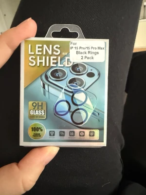Linskydd i glas till iPhone 15 Pro/Pro Max - Säljer ett 2-pack linskydd med svarta ringar till iPhone 15 Pro och 15 Pro Max. Tillverkade i härdat glas med 9H hårdhet för extra skydd mot repor och stötar. Skydden är runda och designade för att passa perfekt runt kameralinserna. Helt nya och oanvända!