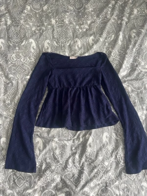 Marinblå topp - Marinblå topp med sött mönster ifrån Nelly i storlek xs. Knappt använd och inga defekter! Om du vill köpa flera varor så kan vi komma överens om ett bra paketpris💗
