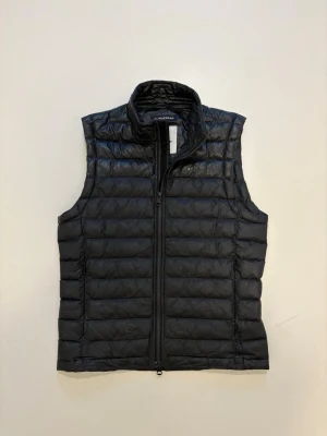 J.Lindebrg väst - Svart J.Lindeberg väst //  Storlek S //  Mycket bra skick //  Skriv vid minsta fråga eller fundering🤝