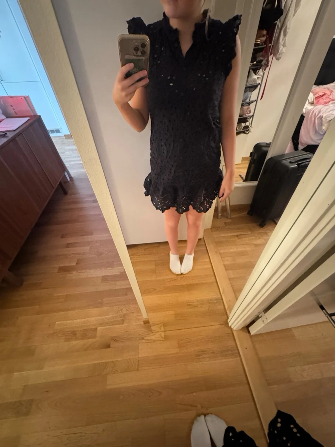 Svart spetsklänning med volang - 1