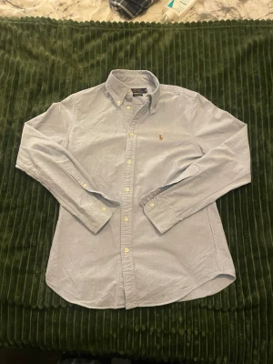 Ralph Lauren skjorta   - Säljer en tvär fet skjorta i storleken M men den är lite liten i storleken så passar även S. Skjortan är i super bra skick. Priser går att diskuteras