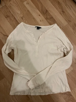 Vit långärmad topp - Vit långärmad topp från H&M storlek 40-42
