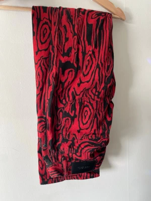 Röda mönstrade jeans från Junkyard - Knappt använda jeans