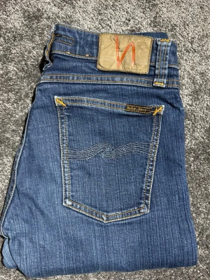 Nudie jeans - W30 L28 - Nudie jeans - Storlek: W30 L28 - skick:bra - tillbehör: endast jeansen - nypris 2000kr - v.collection 