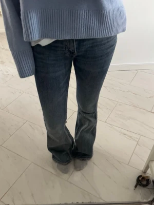 Weekday jeans - Lågmidjade bootcut jeans i modellen flame från weekday. Jag är 163 cm lång.