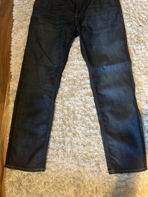 Jack and Jones jeans  - Säljer ett par mörkblå jeans från Jack and Jones storleken är 30/30. Riktigt schyssta jeans men säljes då jag vill ha nya. Passar till nästan allt från skola till fest 