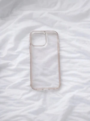 Transparent Tech21 skal till iPhone 14 PM - Bra skick! - Ett transparent iPhone 14 Pro Max skal från Tech21. Flitigt använt med viss missfärgning på sidorna och repor på baksidan (se bild), men i övrigt i gott skick! Nypris 399kr! FÖRST TILL KVARN!