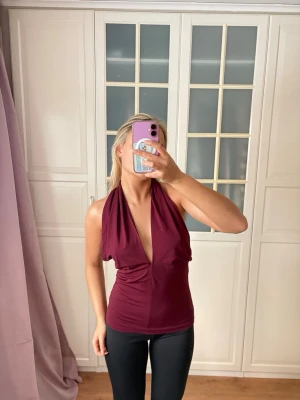 Halterneck topp - Vinröd halterneck topp super fin, används inte 