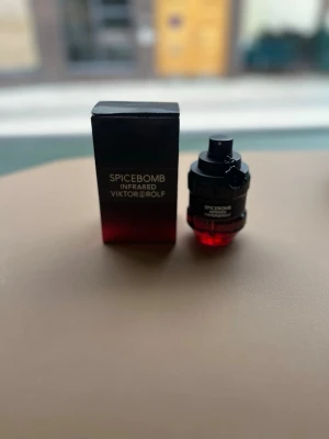 Spicebomb Infrared parfym Viktor & Rolf - Spicebomb Infrared från Viktor & Rolf är en parfym i en cool, granatliknande flaska med svart och röd färg. Flaskan har en unik form och kommer med matchande svart och röd förpackning. Doften är intensiv och modern, perfekt för dig som gillar kryddiga toner.