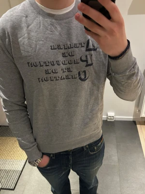 A.P.C crewneck | S  - Skön tröja från A.P.C | fint skick men har slitningar vid ärmarna (se bilder) | undrar du över något mer hör då av dig | 