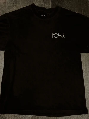 Polar Skate Co T-shirt - Säljer en Polar T-shirt som är i ett relativt gott skick 7,5/10✅Det finns ett litet påbörjat hål längst ned vid sidan av tröjan😊Hör av er vid frågor eller funderingar🤝 