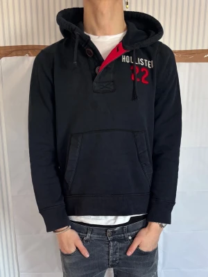 Hollister hoodie, S - Märke: Hollister  Storlek: S Skick: bra  Snygg hoodie från Hollister Bra skick, finns en defekt på magen, (se första bilden) mycket bra skick annars och redo att användas. Skickas snabbt 📦