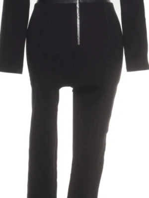 Svart jumpsuit från Patrizia Pepe - Snygg svart jumpsuit från Patrizia Pepe med lång ärm och dragkedja bak. Tight passform och raka ben ger en stilren look. Perfekt för dig som vill ha en modern och enkel outfit. Materialet känns mjukt och följsamt.