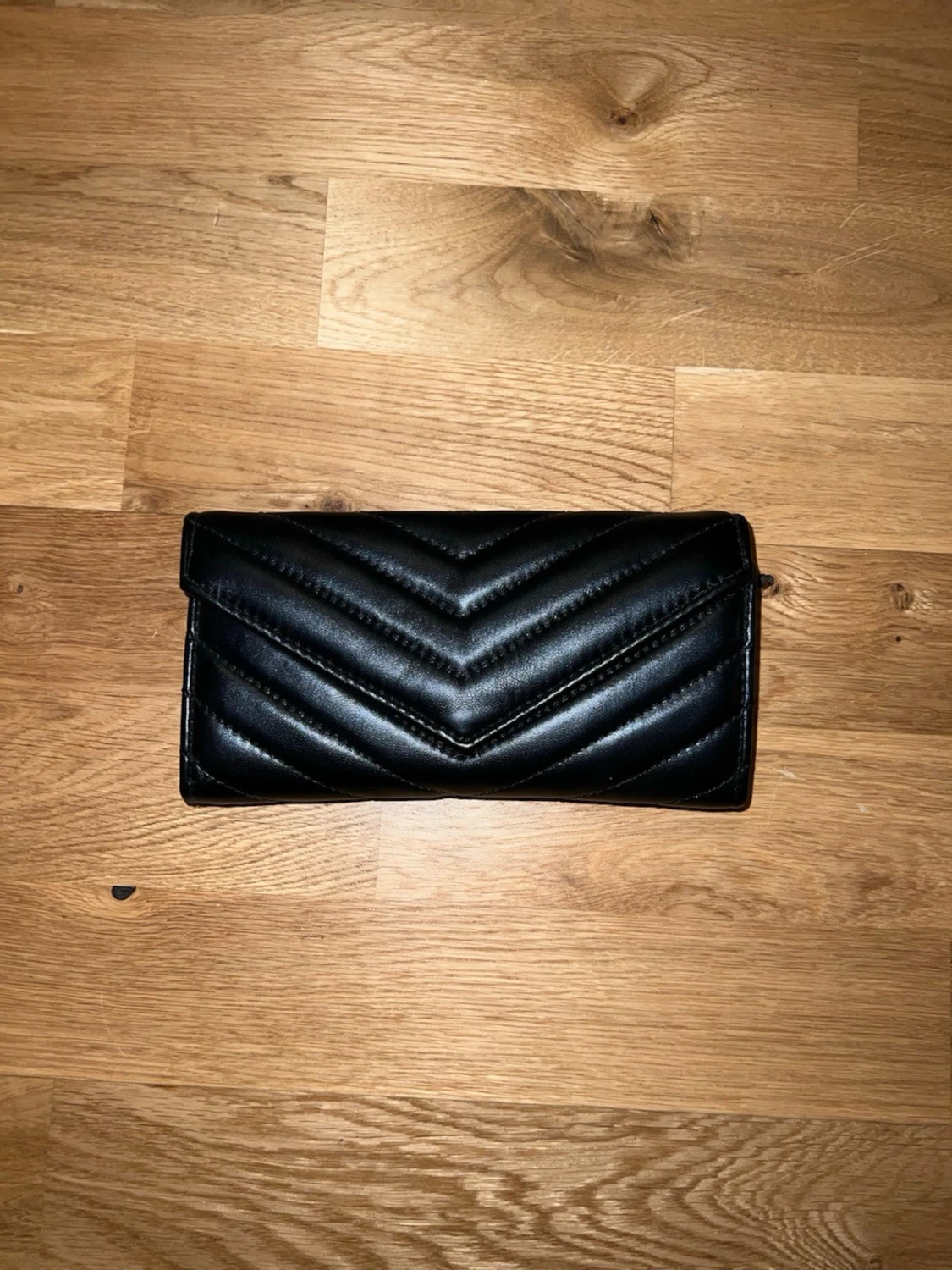 Svart quiltad plånbok i konstläder