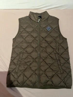 GANT Väst - Använd 2-3 gånger. Jätte bra skick. Kan gå ner lite med priset. 