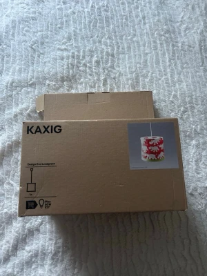 KAXIG taklampa IKEA - Säljer en KAXIG taklampa från IKEA, designad av Eva Lundgreen. Lampan har ett cylinderformat skärm . Perfekt för att ge rummet en lekfull och färgglad touch. Oöppnad ur kartong 