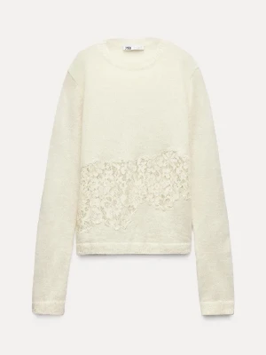 Vit stickad tröja med spets från Zara - Vit stickad tröja från Zara med spetsdetalj i blommigt mönster över magen som ger en unik och trendig look❤️ Skriv gärna vid frågor eller prisförslag💗