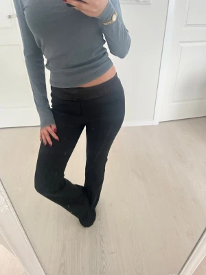Svarta kostymbyxor  - Säljer ett par svarta kostymbyxor med ett skönt material. Byxorna har en enkel och clean look, perfekta för när du vill vara bekväm men ändå se snygg ut. Materialet är snyggt och bekvämt på samma gång. De är klippta ner till men ingen som syns. Köpta för 450kr
