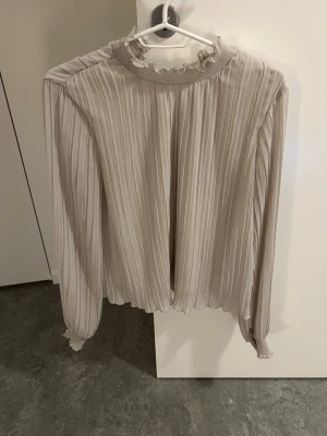 Beige blus  - Suitable for M 