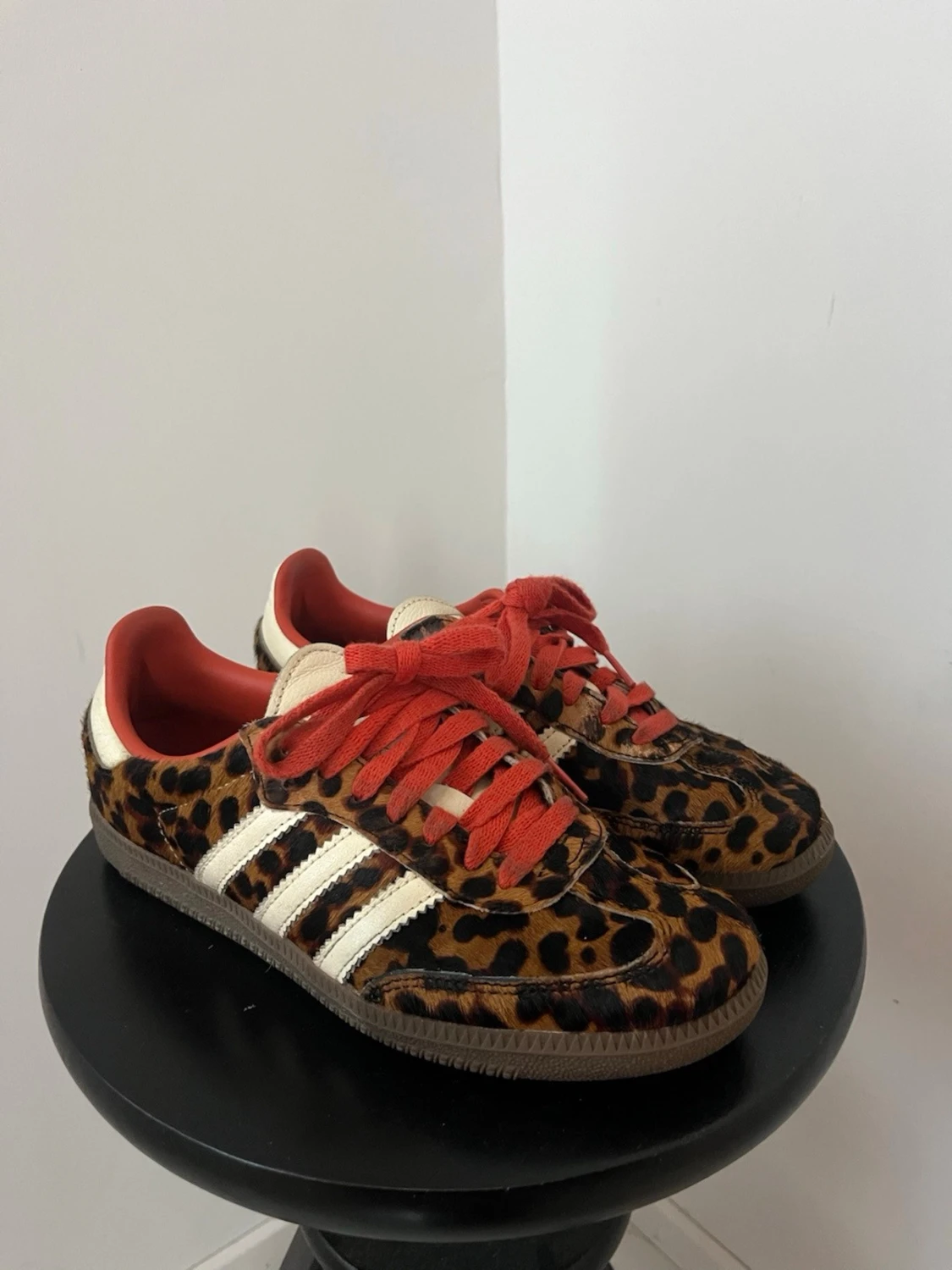 Adidas sneakers leopardmönster