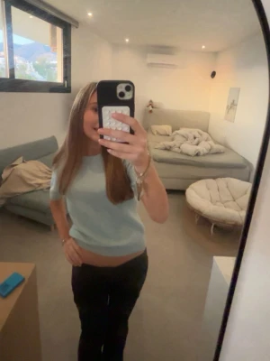 Ljusblå stickad tröja från H&M - Säljer en ljusblå stickad tröja från H&M i storlek XS. Tröjan har en klassisk rund halsringning och ribbstickade muddar vid ärmslut och nederkant. Perfekt för lager-på-lager och enkel att matcha med olika outfits.