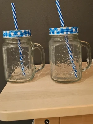 Glasburkar med lock och sugrör - Glasmuggar med sugrör. I mycket gott skick.