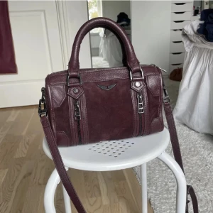 Vinröd Zadig Voltaire väska  - Säljer denna jätte fina och unika väskan från Zadig Voltaire. Den är väldigt unik och säljs inte längre! 