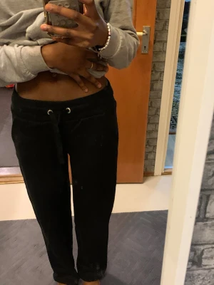 Svarta mjukisbyxor - Endast använda engång (på bilden då) så bekväma o fina. Köpta för 200kr 