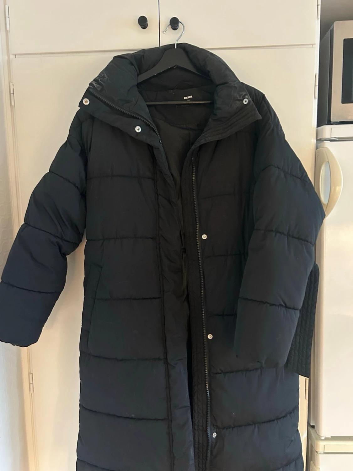 Svart lång dunjacka - 1