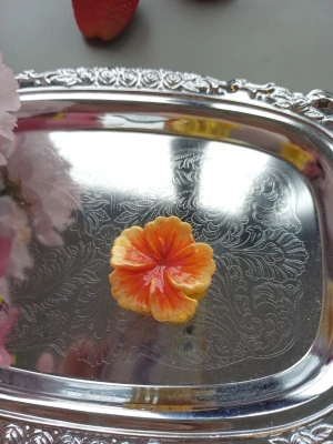 Blomm hårklämma - HANDMÅLAD blom klämma med glitter och shimer- väldigt fin i håret Dena är handmålad konst därav priset Disclaimer- kameran har svårt att få up detaljerna i blomman