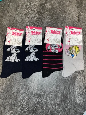 Asterix strumpor med motiv, 4-pack - NYA! Fyra par strumpor från Asterix med olika motiv av karaktärer och hunden Idefix. Strumporna är tillverkade i en mjuk bomullsblandning. Nostalgisk :3