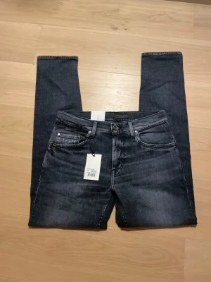 Tiger of Sweden jeans nya  - Helt nya jeans ifrån tiger of Sweden. Prislappen sitter kvar på. Storleken är W29 L32. Och modellen är pistolero. 