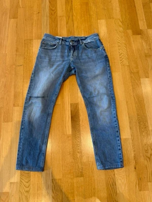 Blå raka jeans med slitningar - Dondups i storlek 32, priset kan diskuteras;)