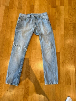 Ljusblå raka jeans med slitning - Säljer ett par dondups i ljusblå färg i storlek 32, priset kan diskuteras :)
